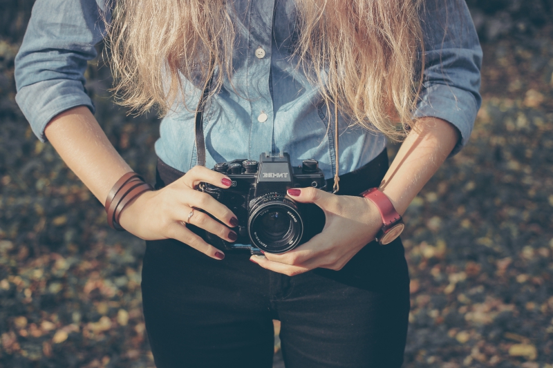 photographe-MAZAUGUES-min_hand-person-girl-woman-camera-photography-614-pxhere.com